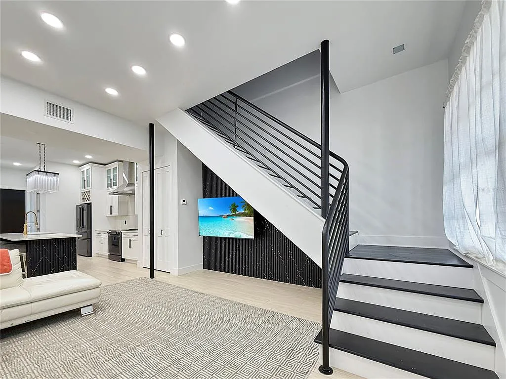 3 bed, 1.5 bath, 1298 sqft, $3,700 — Photo 4