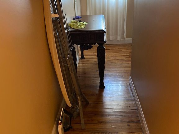 Hallway between two guest bedrooms and bathroom