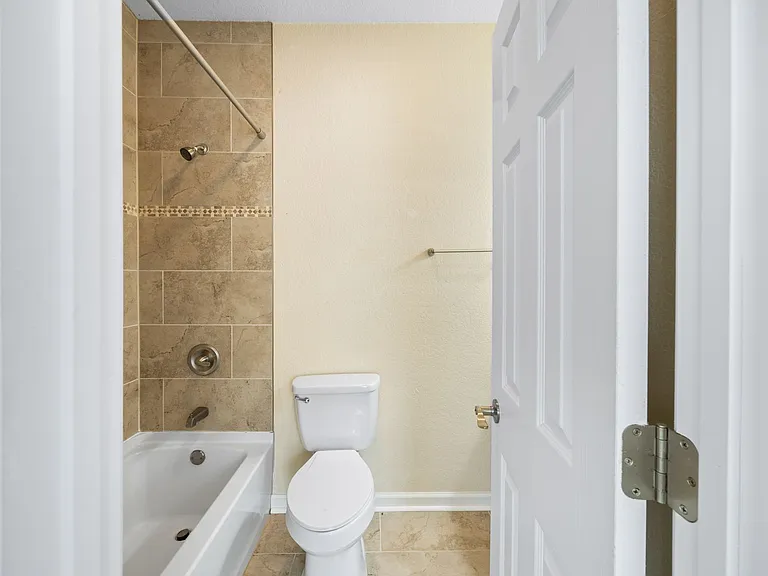 831 W 35th St — Photo 16