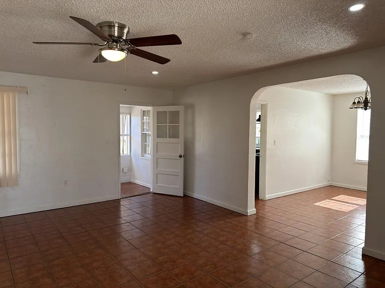 986 Merritt Dr — Photo 4