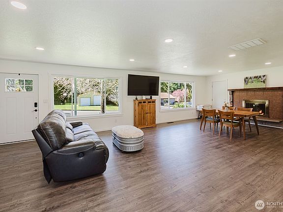 4th image of 3018 NE Rozewood Drive NE