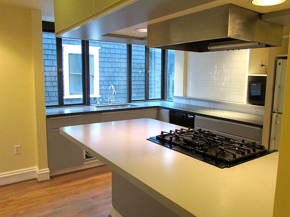 Gourmet Kitchen - Quartz Counter Tops