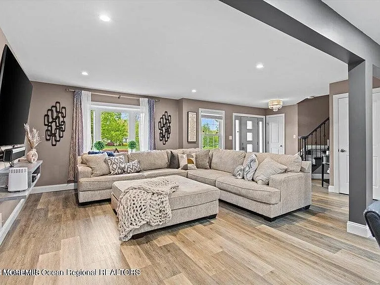 5 Autumn Ave — Photo 2