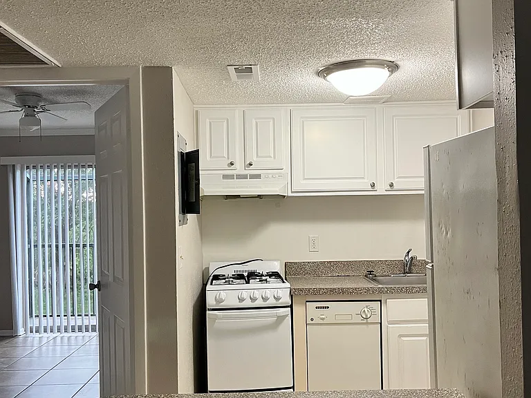 121 Oyster Bay Cir #360 — Photo 4