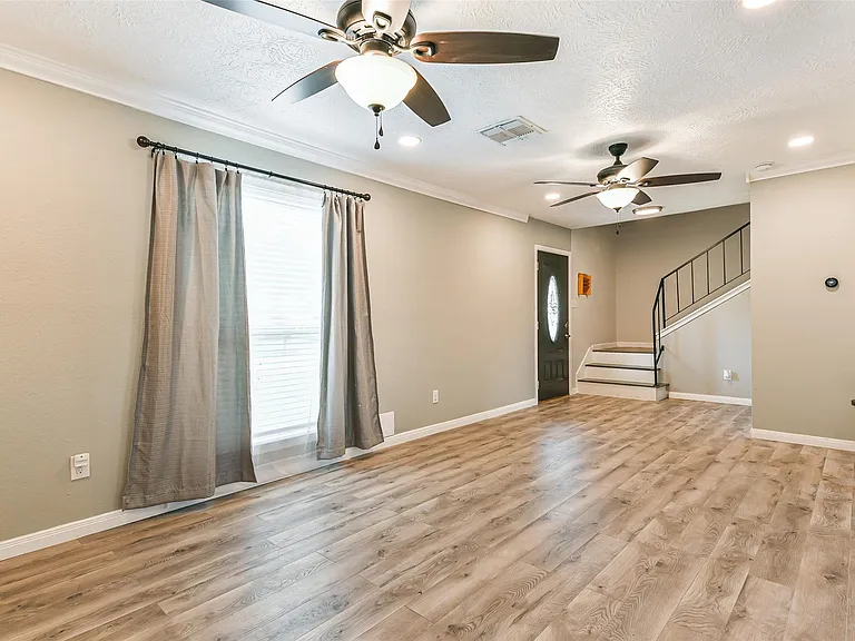 207 Woodvale Dr — Photo 8