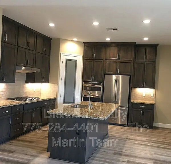 306 Commodore Dr — Photo 6