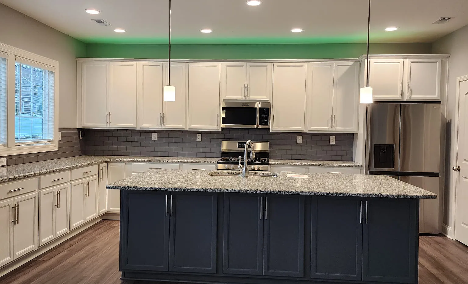 5 bed, 2800 sqft, $3,075 — Photo 3