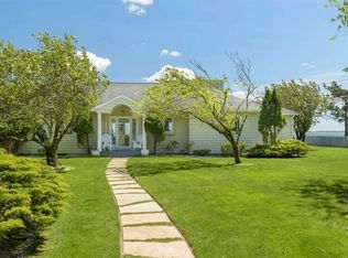 20 Last Ln, Hampton Bays, NY 11946