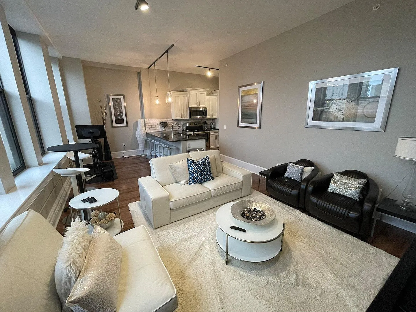 2 bed, 940 sqft, $1,950 — Photo 2
