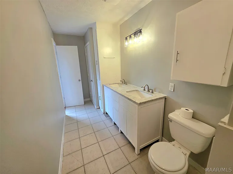 979 Newton St — Photo 17
