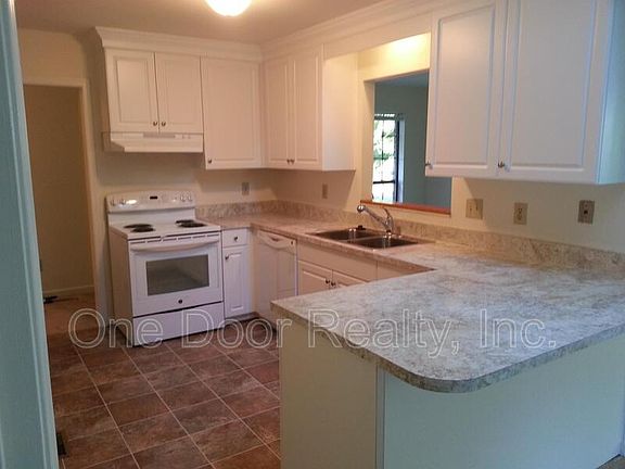 4th image of 133 King Henry Way #A