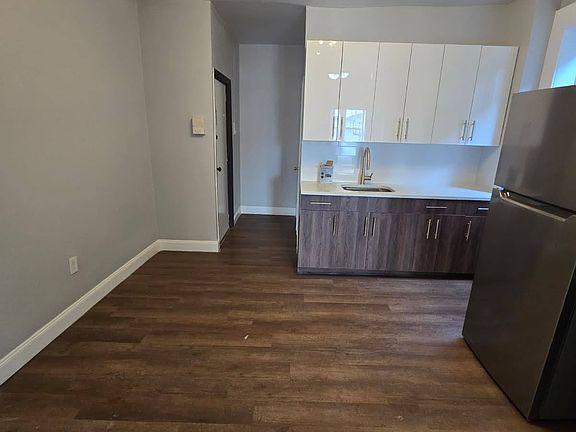 3rd image of 934 Pavonia Ave APT 5