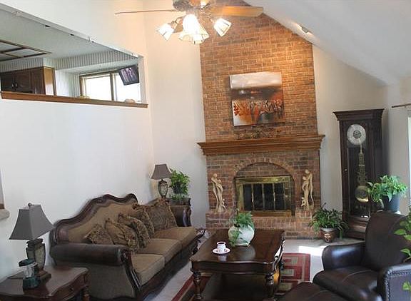 2nd image of 1204 NW Oak Leaf Ct