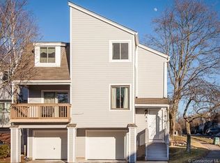 39 Peddlers Dr, Branford, CT 06405