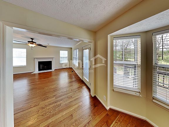 4th image of 310 Crooked Oak Ct