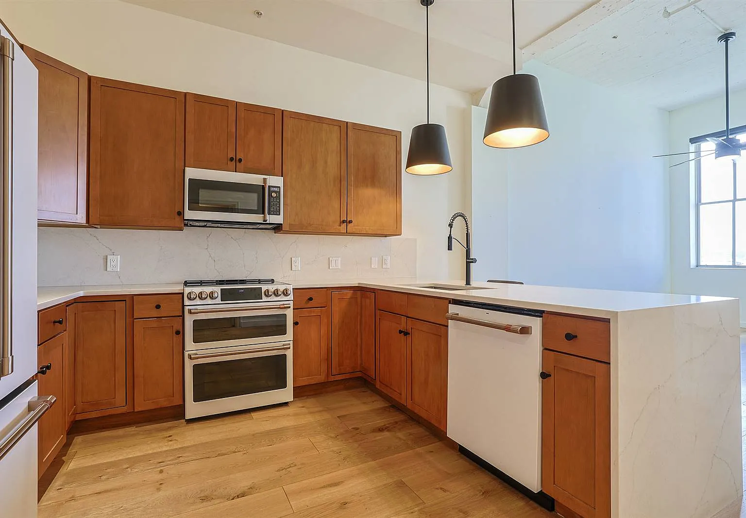 1 bed, 1008 sqft, $2,400 — Photo 4
