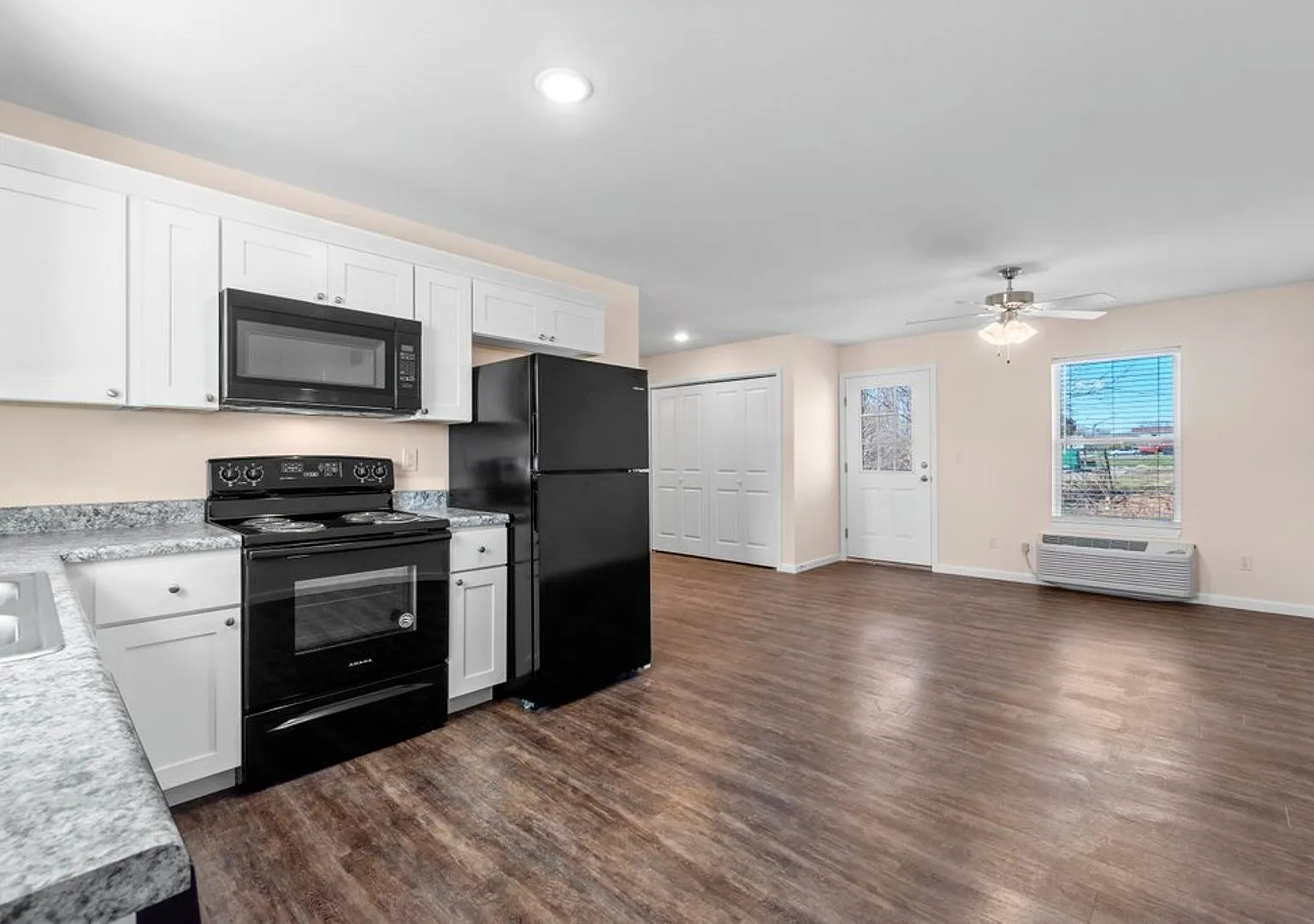 Highland Point 737 — Photo 1