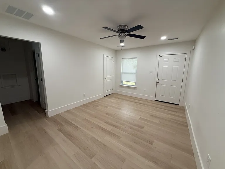 940 N Hollywood St — Photo 10