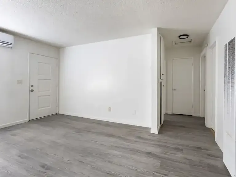 Chateau Villa Apartments — Photo 7