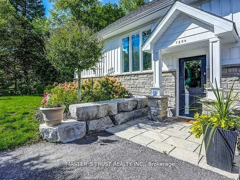 720B Wellington St W — Photo 1