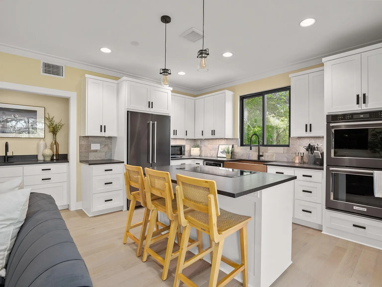 4 bed, 3.5 bath, 2813 sqft, $7,200 — Photo 3