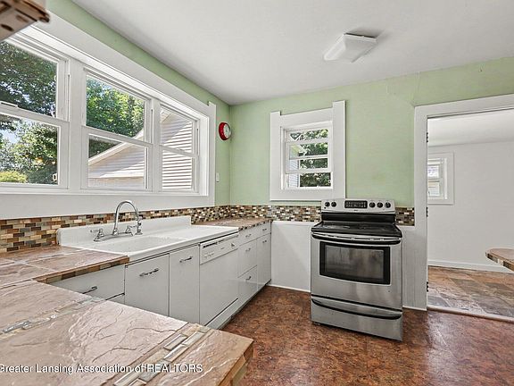 2nd image of 616 S Clinton St