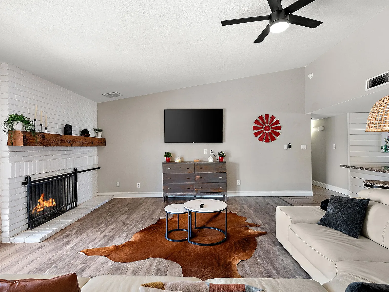 4 bed, 2385 sqft, $4,500 — Photo 4