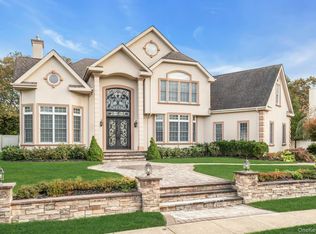 108 Fig Dr, Dix Hills, NY 11746