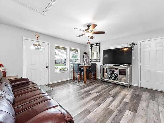2nd image of 718 W 10th St
