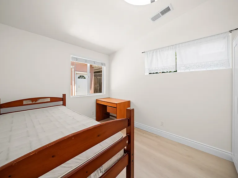 2032 Victoria Dr — Photo 2
