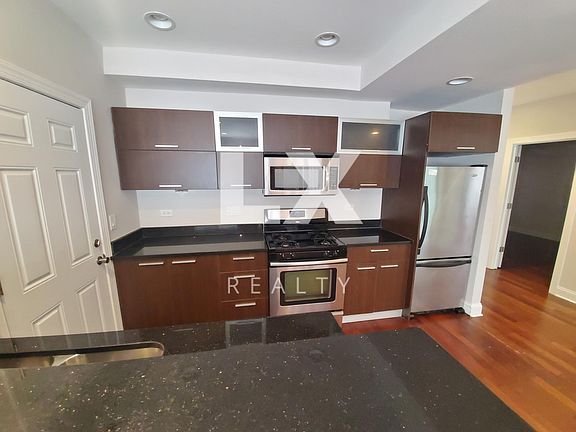 4th image of 6924 N Greenview Ave APT 2W