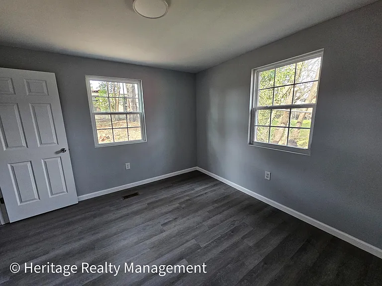 2391 Monroe Ave — Photo 12