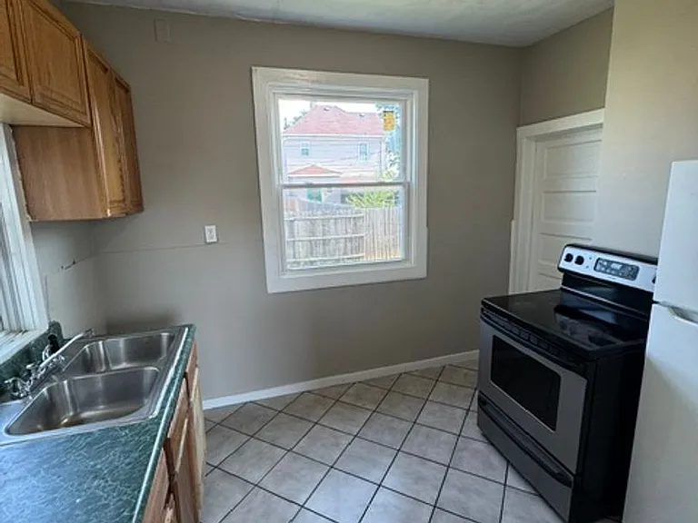 2816 James St — Photo 4