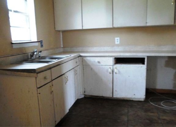 5th image of 1200 W Hickory St