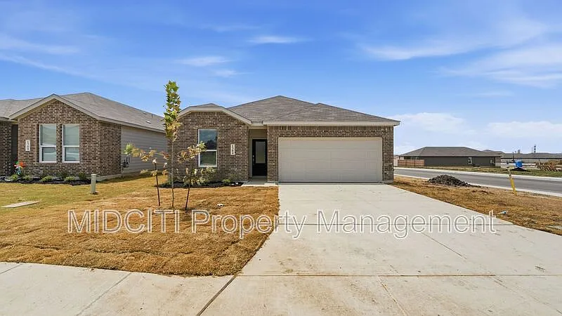 4 bed, 3.0 bath, 2024 sqft, $2,200 — Photo 2
