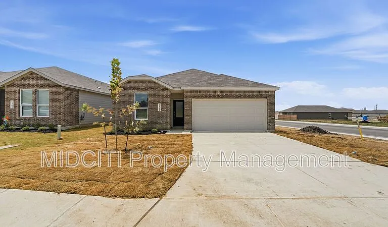1304 Apron Trl — Photo 2