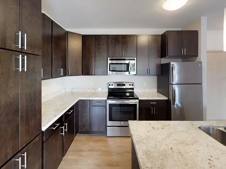902 Drake St — Photo 110
