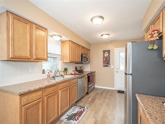 3rd image of 113 S Elm St