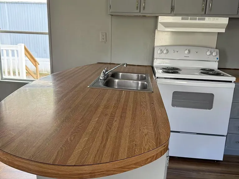 2164 Payne Ave — Photo 2