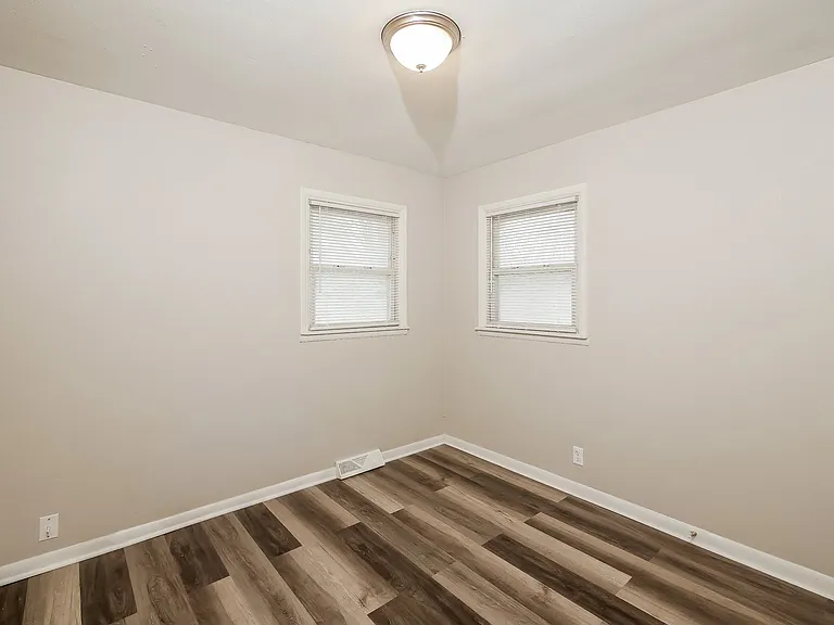 496521_026_bedroom_13524930.jpg