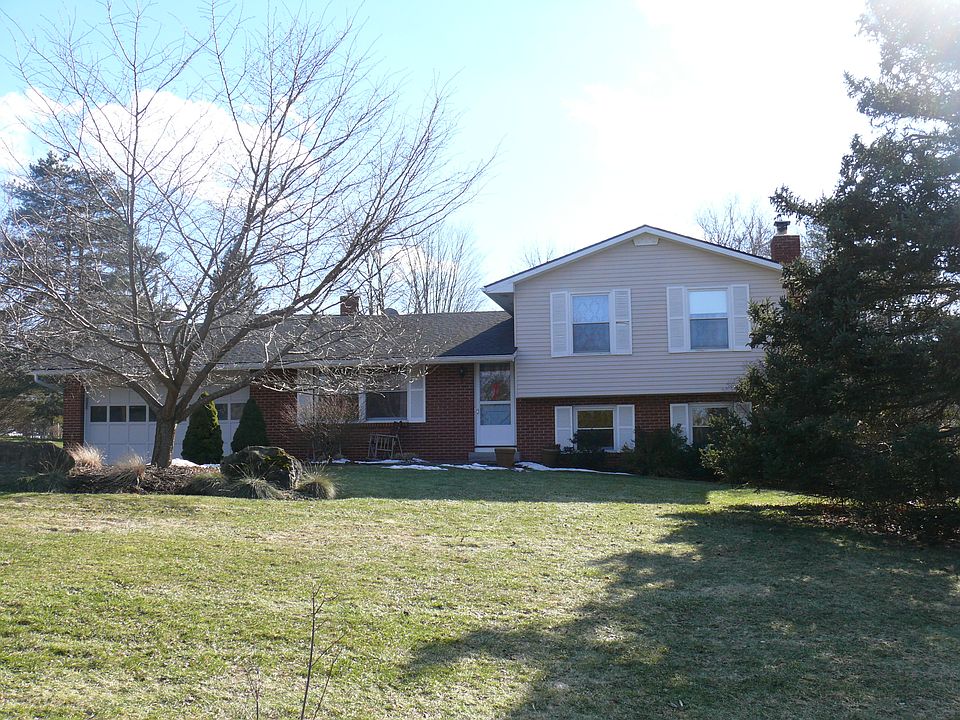 1st image of 8 Brougham Dr