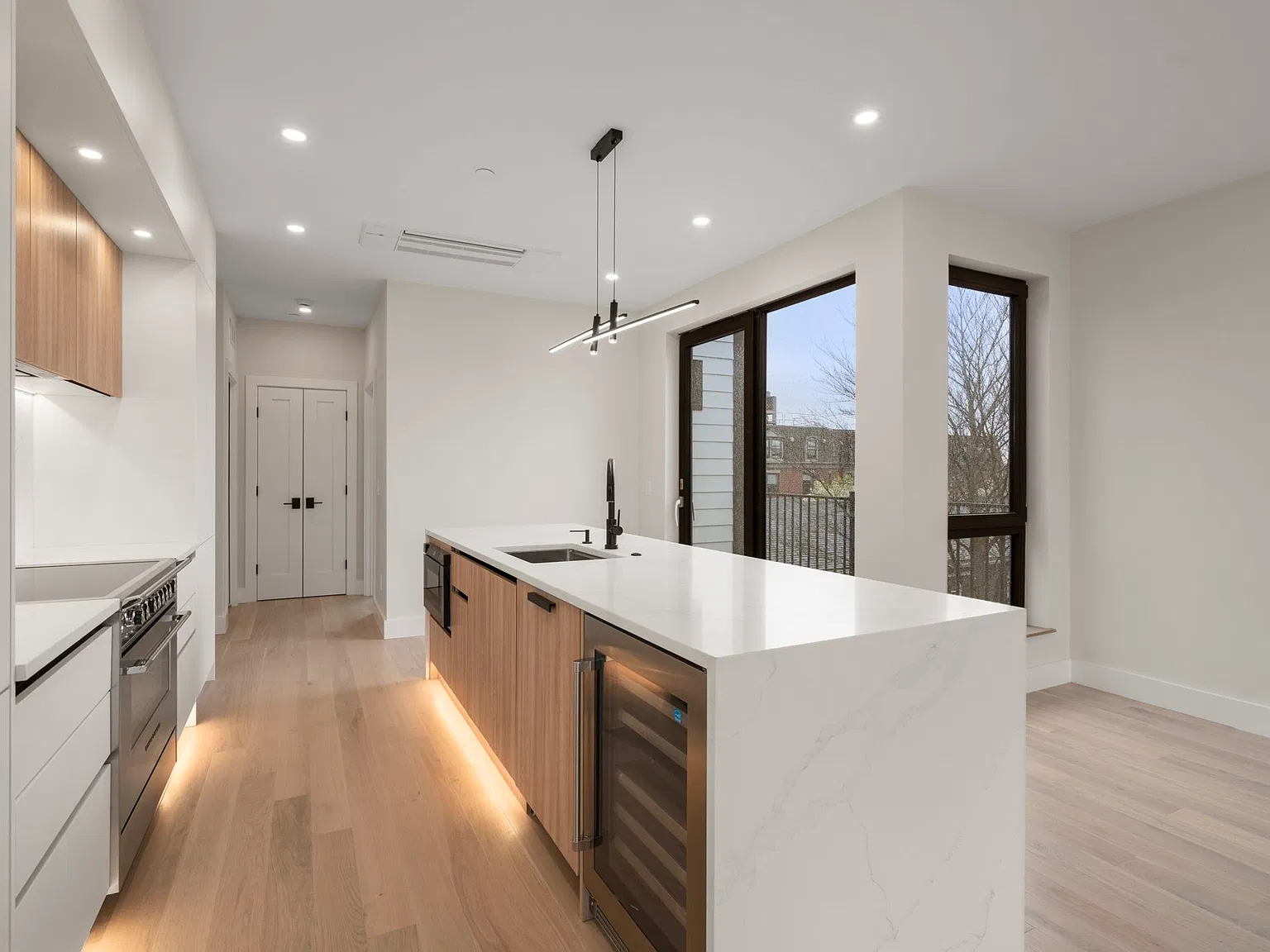3 bed, 2.0 bath, 1350 sqft, $6,600 — Photo 3