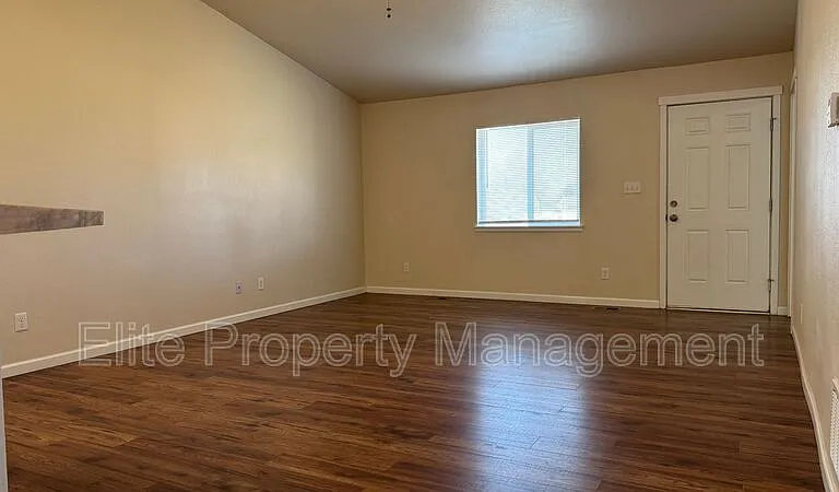 983 S Palomar Dr — Photo 2