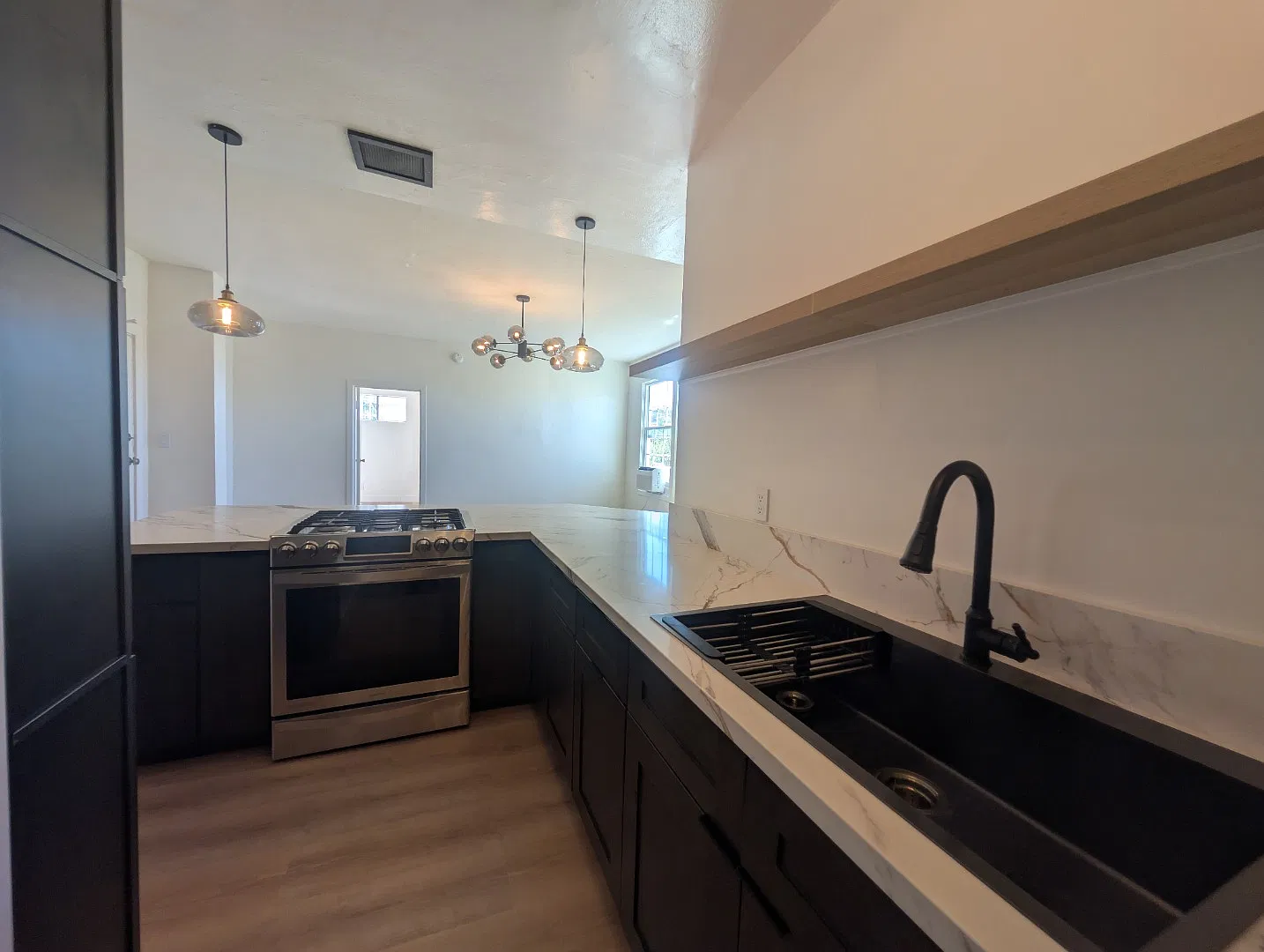 Stunning Fully Remodeled 1-Bedroom Corner Apartment with Beautiful 3rd-Floor Views! — Photo 2