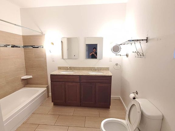 5th image of 1700 N Summit Ave #B