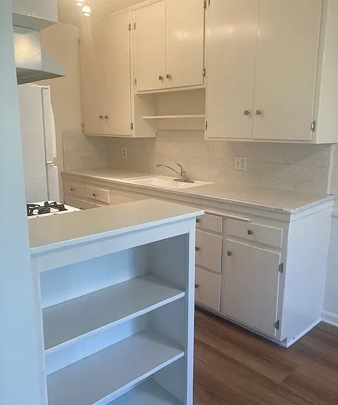 1677 N Lake Ave #10 — Photo 8