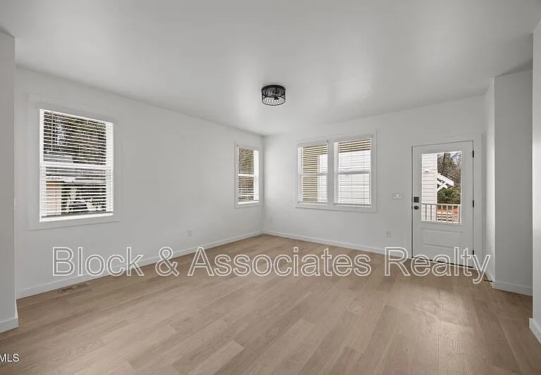 2811 Wilcox Pl #101 — Photo 27
