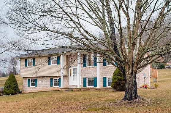 3rd image of 1409 Hickory Ln