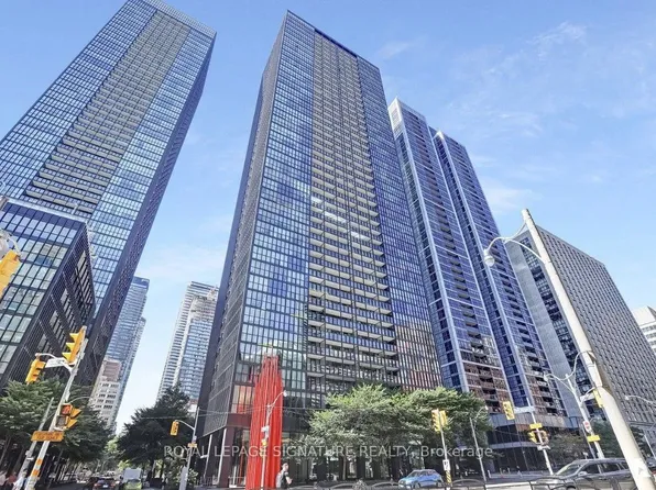 110 Charles St E, Toronto, ON