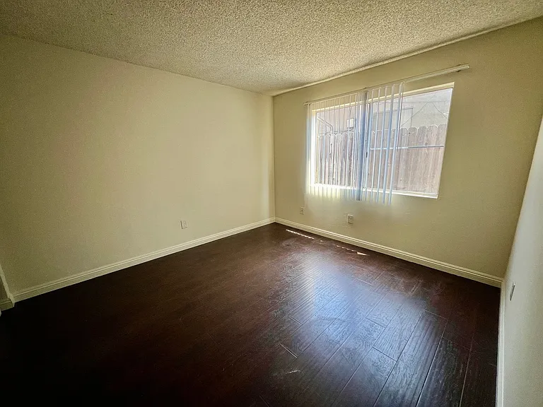 925 Loma Ave — Photo 7